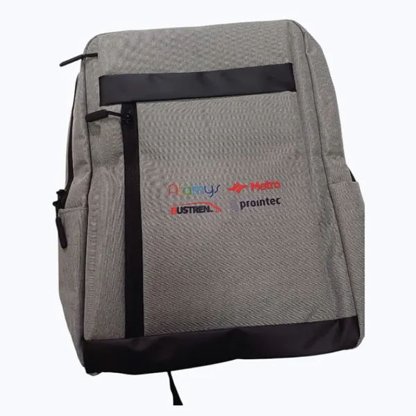 Mochila con logo bordado personalizado